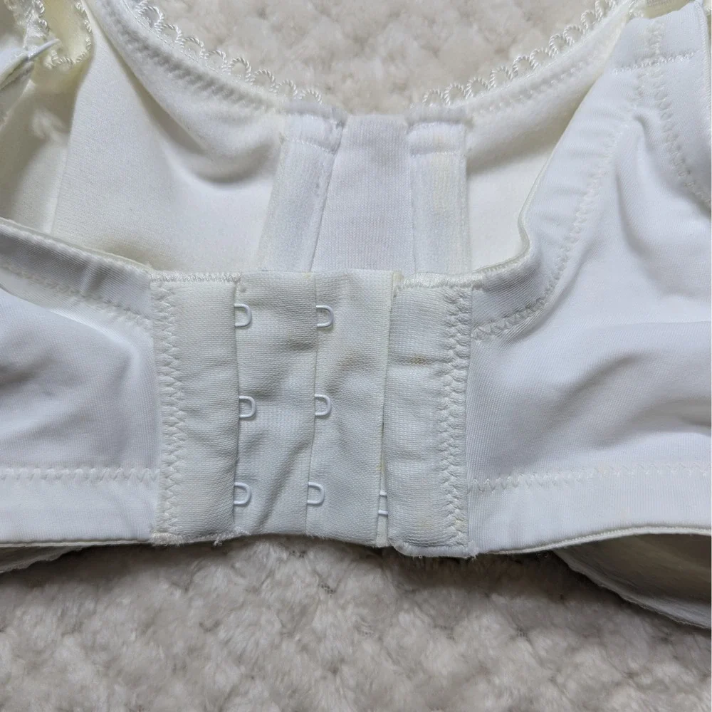 Olga 40C White Underwire Bra Lace Trim Support Nylon Blend‎ Style 35063